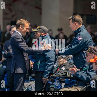 Colleville-sur-Mer, Frankreich. Juni 2024. Der französische Präsident Emmanuel Macron, links, überreicht die französische Ehrenlegion Richard Stewart, einem Veteranen des Zweiten Weltkriegs, während des 80. Jahrestages des D-Day auf dem amerikanischen Friedhof der Normandie am 6. Juni 2024 in Colleville-sur-Mer, Frankreich. Quelle: 1. Lieutenant Katherine Sibilla/US Army Photo/Alamy Live News Stockfoto