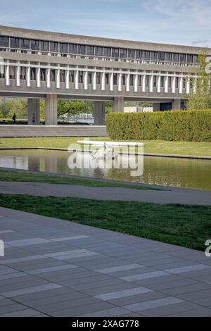 Das Simon Frazer University Student Quad wurde vom berühmten Vancouver Architekten Arthur Erickson entworfen und wurde als Kulisse in einer Taube genutzt Stockfoto