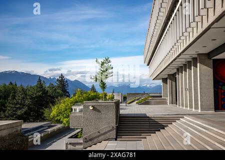 Das Simon Frazer University Student Quad wurde vom berühmten Vancouver Architekten Arthur Erickson entworfen und wurde als Kulisse in einer Taube genutzt Stockfoto