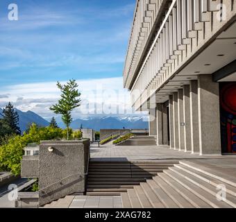 Das Simon Frazer University Student Quad wurde vom berühmten Vancouver Architekten Arthur Erickson entworfen und wurde als Kulisse in einer Taube genutzt Stockfoto