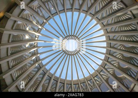 Das Simon Frazer University Student Quad wurde vom berühmten Vancouver Architekten Arthur Erickson entworfen und wurde als Kulisse in einer Taube genutzt Stockfoto