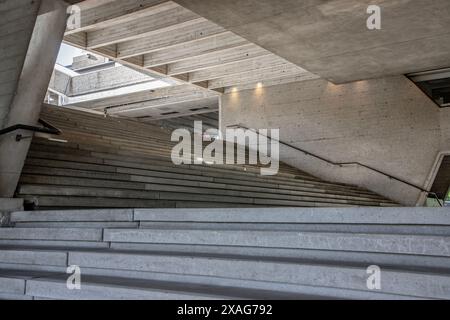 Das Simon Frazer University Student Quad wurde vom berühmten Vancouver Architekten Arthur Erickson entworfen und wurde als Kulisse in einer Taube genutzt Stockfoto