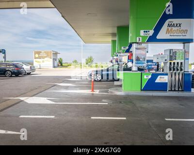 Bild einer OMV-Tankstelle in Belgrad, Serbien. OMV ist ein österreichisches multinationales, integriertes Öl-, Gas- und Petrochemieunternehmen mit Hauptsitz Stockfoto