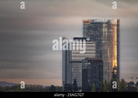 Bild der Skyline von bonn mit Schwerpunkt auf dem UN-Campus und dem Posttower, dem Hauptsitz von DHL. Post Tower ist das Hauptquartier der Logistikgesellschaft Stockfoto