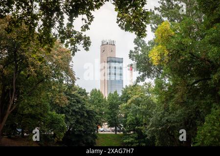 Bild des Uhrturms des rigaer Bahnhofs, versteckt hinter Bäumen. Riga Central Station ist der Hauptbahnhof in Riga, Lettland. Sie wird als bezeichnet Stockfoto