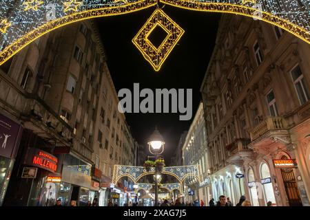 Bild der Belgrader Weihnachtsdekoration auf der Kneza Mihailova (knez mihailo) Straße bei Nacht mit einer Menge Fußgänger zu Fuß in Belgrad, Stockfoto