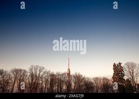 Avala Turm oder Avala toranj, von unten gesehen. Es handelt sich um einen Fernsehturm und eine Sendeantenne in den Vororten von Belgrad, Serbien. Avala-Turm in Belgrad, Stockfoto