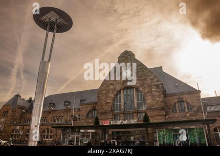 Bild des A-Schildes des des Aachener Hbf-Bahnhofs. Der Aachen Hauptbahnhof ist der bedeutendste Bahnhof der Stadt Aachen im äußersten Westen Stockfoto