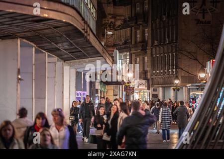 Foto der Kneza Mihailova Straße, aufgenommen während eines überfüllten Nachmittags in Belgrad, Serbien. Knez Mihailova Straße oder Prinz Michael Straße, ist die wichtigste pe Stockfoto