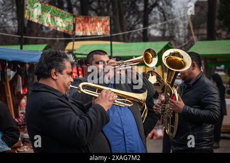 Bild von Trubaci in der kobasicijada, einem serbischen Markt, der dem Speck gewidmet ist. "Trubači" bezieht sich auf Bläserbands, die typischerweise auf dem Balkan zu finden sind, und teilweise Stockfoto