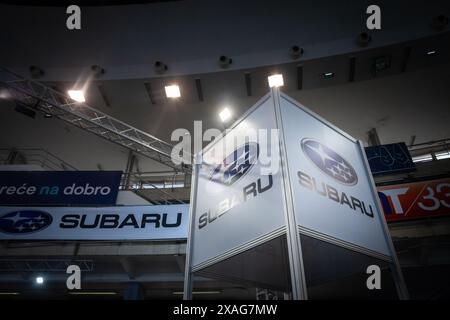 Abbildung eines Schildes mit dem Logo von Subaru an der örtlichen Händlerniederlassung in Belgrad, Serbien. Subaru ist der Automobilhersteller der japanischen t Stockfoto