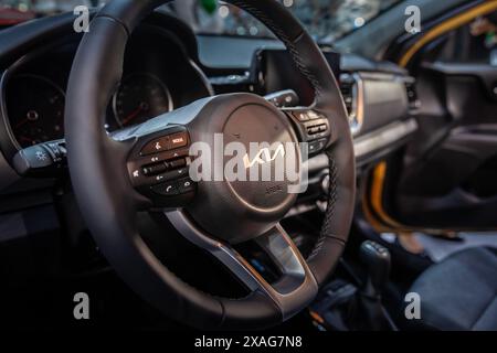 Abbildung eines Lenkrads mit dem Logo von Ford in belgrad, serbien. Kia Corporation ist ein südkoreanischer multinationaler Automobilhersteller Stockfoto