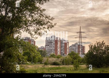 Dieses Bild zeigt die markante brutalistische Architektur des Novi Beograd Blok 70, einem prominenten Wohngebiet in Belgrad, Serbien. Das Foto s Stockfoto