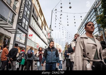 Bild von Schildergassemit Geschäften und Geschäften an einem samstagnachmittag mit einer Menschenmenge in Köln, Deutschland. Die Schildergasse ist ein Geschäft Stockfoto