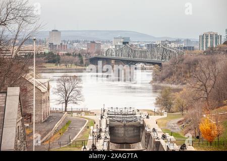 Fotos von Schleusen am Rideau Canal in Ottawa, der Hauptstadt Kanadas, während eines bewölkten Nachmittags mit der Alexandra-Brücke im Hintergrund und dem ci Stockfoto