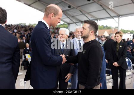 Saint-Laurent-sur-Mer, Frankreich. Juni 2024. Der ukrainische Präsident Wolodymyr Zelenskyj begrüßt Prinz Wilhelm Linke während der Gedenkfeier zum 80. Jahrestag des Omaha Beach Memorial am 6. Juni 2024 in Saint-Laurent-sur-Mer, Normandie, Frankreich. Kredit: Ukrainischer Ratsvorsitz/Pressestelle Des Ukrainischen Präsidenten/Alamy Live News Stockfoto