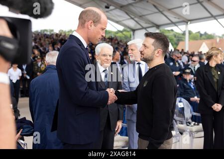 Saint-Laurent-sur-Mer, Frankreich. Juni 2024. Der ukrainische Präsident Wolodymyr Zelenskyj begrüßt Prinz Wilhelm Linke während der Gedenkfeier zum 80. Jahrestag des Omaha Beach Memorial am 6. Juni 2024 in Saint-Laurent-sur-Mer, Normandie, Frankreich. Kredit: Ukrainischer Ratsvorsitz/Pressestelle Des Ukrainischen Präsidenten/Alamy Live News Stockfoto