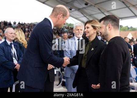 Saint-Laurent-sur-Mer, Frankreich. Juni 2024. Prinz Wilhelm, links, grüßt die ukrainische First Lady Olena Zelenska, Mitte, wie der ukrainische Präsident Wolodymyr Zelenskyj, rechts, während der Gedenkfeier zum 80. Jahrestag des Omaha Beach Memorial, 6. Juni 2024, in Saint-Laurent-sur-Mer, Normandie, zusieht. Frankreich. Kredit: Ukrainischer Ratsvorsitz/Pressestelle Des Ukrainischen Präsidenten/Alamy Live News Stockfoto