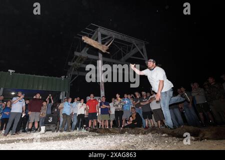 Der Teilnehmer schleudert beim jährlichen Nutria Rodeo in Louisiana einen toten Nutria Werf beim Wettbewerb „Nutria Werft“, bei dem die Jagd auf das invasive Nagetier gefördert wird. Stockfoto