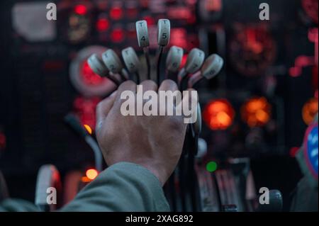 RAF Fairford, Großbritannien. 31. Mai 2024. Travis Maxwell, Pilot der 69th Expeditionary Bomb Squadron, stellt die Drosselung einer B-52H Stratofortress der US Air Force ein, die der 69th Expeditionary Bomb Squadron während der Flugoperationen der Bomber Task Force Europe 24-3 am 31. Mai 2024 zugeteilt wurde. Das Vorhandensein militärischer Mittel der USA unterstreicht das Engagement für die Bemühungen der NATO, Frieden und Sicherheit in der europäischen Region zu gewährleisten. (Kreditbild: © Emily Farnsworth/USA Air Force/ZUMA Press Wire) NUR REDAKTIONELLE VERWENDUNG! Nicht für kommerzielle ZWECKE! Stockfoto