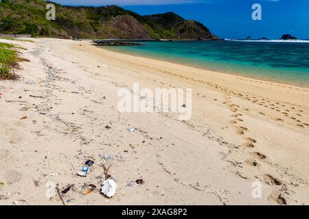 Plastikflaschen und Müll wurden an einem tropischen Strand in Lombok, Indonesien, gespült Stockfoto