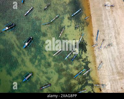 Von oben nach unten auf hölzerne Auslegerboote in Kuta, Lombok Stockfoto