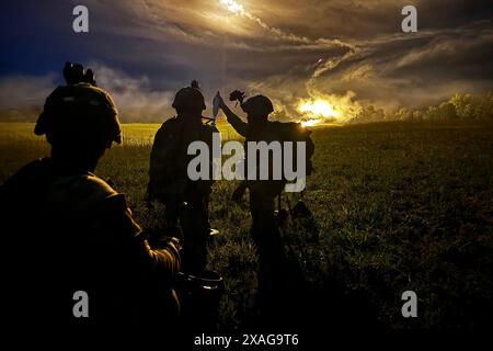 Fort Barfoot, Virginia, USA. Mai 2024. US-Soldaten mit Charlie Company, 1. Bataillon, 111. Infanterieregiment, 56. Stryker Brigade Combat Team trainiert mit M224 60 mm Mörsersystemen während einer Übung in Fort Barfoot, Virginia, 16. Mai 2024. Soldaten mit dem 111. IN, allgemein bekannt als Ben Franklin's Associators, üben routinemäßig mit ihren zugewiesenen Waffensystemen, um sich und ihre Mitsoldaten im eigentlichen Kampf zu verteidigen. (Kreditbild: © Stephen scharf/U.S. Army/ZUMA Press Wire) NUR REDAKTIONELLE VERWENDUNG! Nicht für kommerzielle ZWECKE! Stockfoto