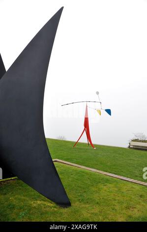 Mobile Skulpturen von Calder im Garten im Lousiana Museum in der Nähe von Kopenhagen, Dänemark. Stockfoto