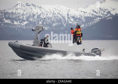 16. Mai 2024 – Whittier, Alaska, USA – Alaska Air National Guard pararescuemen der 212th Rescue Squadron führen am 16. Mai 2024 ein Hoisstraining im Prince William Sound in der Nähe von Whittier, Alaska durch. Die Flieger der 212. RQS sind ausgebildet, ausgerüstet und positioniert, um das gesamte Spektrum der Personalbergung durchzuführen, die sowohl konventionelle als auch unkonventionelle Rettungseinsätze umfasst. Die 212., zusammen mit den 210. Und 211. RQS, bilden die 176. Wing Rescue Triade und gehören zu den meistbeschäftigten Such- und Rettungseinheiten der Welt. (Bild: © Alejandro Pena/Alaska National Guard/ZUMA Pres Stockfoto