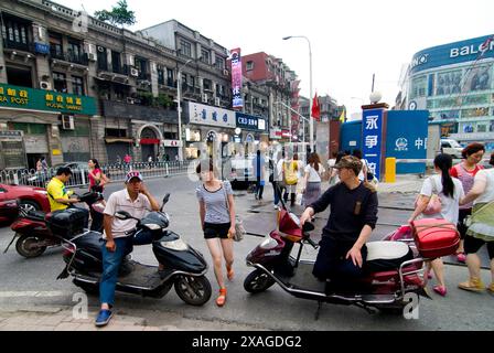 Geschäftige Einkaufsstraßen in Hankou, Wuhan, Hubei, China. Stockfoto