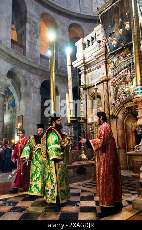 Eine griechisch-orthodoxe Zeremonie in der Kirche des Heiligen Grabes in Jerusalem. Stockfoto