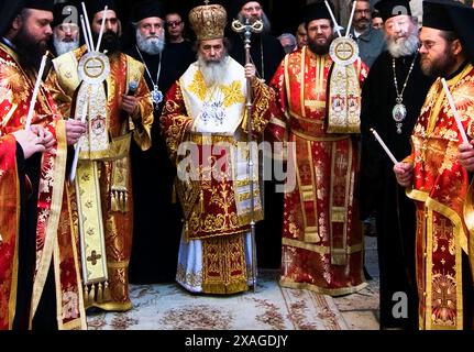 Eine griechisch-orthodoxe Zeremonie vor der Grabeskirche. Patriarch Theophilos III. Von Jerusalem steht in der Mitte. Altstadt von Jerusalem Stockfoto