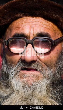 Porträt eines Mannes genommen in einen Wochenmarkt in ländlichen Xinjiang Uyghur. Stockfoto