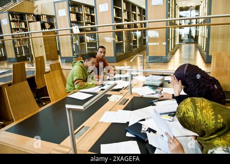 Studenten studieren in der Bibliotheca-Bibliothek in Alexandria, Ägypten. Stockfoto