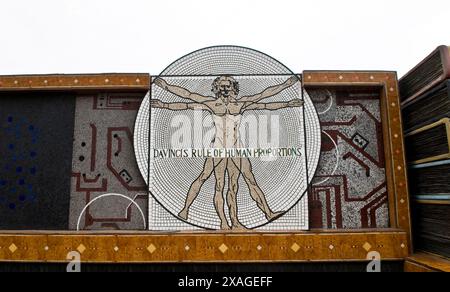 DaVincis herrschende menschliche Proportionen gemalt an einer Wand von der Bibliothek in Alexandria, Ägypten. Stockfoto