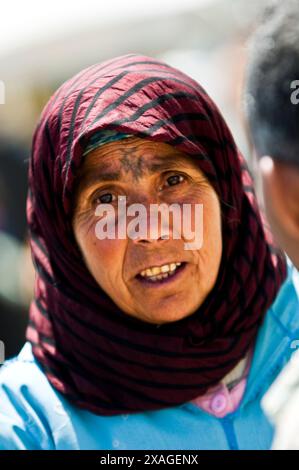 Porträt einer Berberfrau aus dem mittleren Atlas. Stockfoto