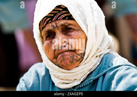 Porträt einer alten berberfrau aus dem Mittleren Atlas. Stockfoto