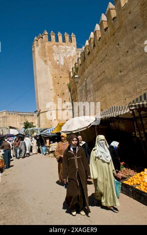 Marktszenen in der alten Medina (Altstadt) von Fes. Stockfoto