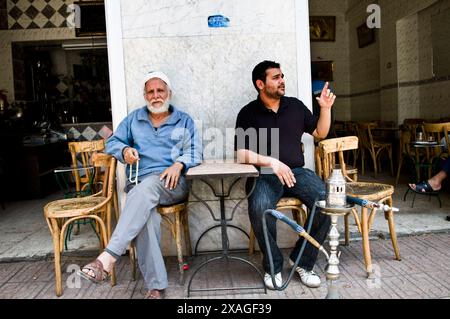 Ägyptische Männer genießen einen entspannten Nachmittag in einem Café in Kairo, Ägypten. Stockfoto