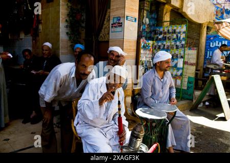 Ägyptische Männer, die Shisha rauchen. (Wasserpfeife) in einem kleinen Café in Kairo, Ägypten. Stockfoto