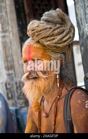 Ein indischer Sadhu (heiliger Mann) mit sehr langen Dreadlock-Haaren im Rasta-Stil. Stockfoto