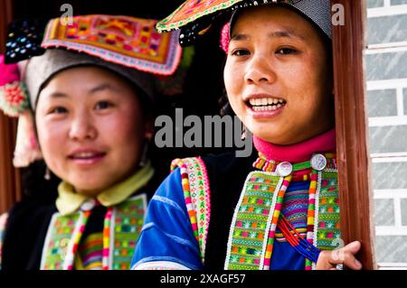 Porträt einer YI ( Lolo ) Frau, aufgenommen in einem Dorf in der südlichen Provinz Yunnan, China. Stockfoto