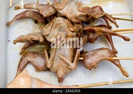 Gebratene oder geröstete Babyküken sind ein beliebter Snack in China. Stockfoto