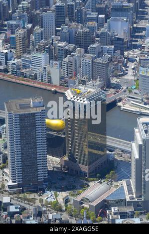 Der bekannteste Hauptsitz der Asahi Group Holdings, Ltd., entworfen von Philippe Starck, Tokyo JP (Aerial) Stockfoto