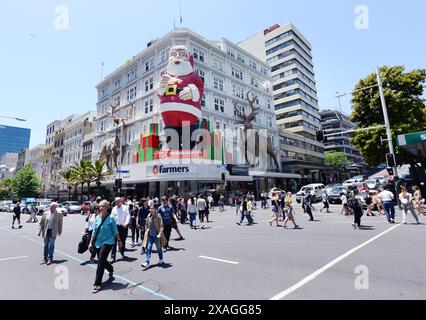 Fußgänger überqueren die Queens Street entlang der Victoria Street in Auckland, Neuseeland. Stockfoto