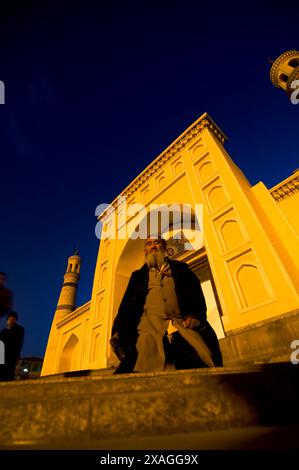 Ein uigurischer Mann betet vor der ID Kah Moschee in Kashgar, Xinjiang, China. Stockfoto