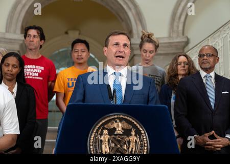 Der Kongressabgeordnete Dan Goldman spricht während einer Pressekonferenz über die sichere Lagerung von Schusswaffen im New Yorker Rathaus am 6. Juni 2024 Stockfoto