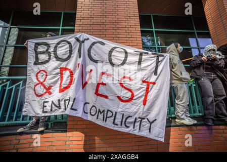 Großes Banner, das die Meinung der Demonstranten während des Protestes zum Ausdruck bringt. Die Polizei brach eine palästinensische Demonstration im Stadtzentrum von den Haag mit rund 150 Demonstranten auf. Die Gruppe hatte nur die Erlaubnis, auf dem Malieveld zu demonstrieren, aber sie bestand darauf, zu Fuß zu gehen. Die Polizei verhaftete sie auf dem Oranjebuitensingel, und innerhalb weniger Minuten nach Beginn der Demonstration versuchte die Gruppe bei zahlreichen Gelegenheiten, die Polizeipufferzone zu durchbrechen, wurde aber nur mit Schlagstöcken getroffen. Die Polizei bewegte sie schließlich in Richtung Malieveld und die Demonstration endete wenig später. (Foto Stockfoto