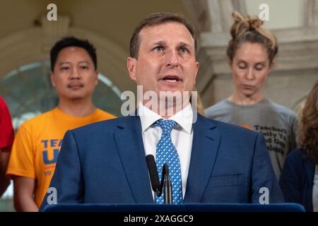 Der Kongressabgeordnete Dan Goldman spricht während einer Pressekonferenz über die sichere Lagerung von Schusswaffen im New Yorker Rathaus am 6. Juni 2024 Stockfoto