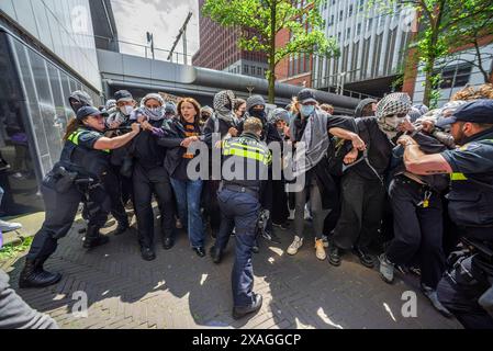 Demonstranten versuchen während des Protestes, die Pufferzone der Polizei zu durchbrechen. Die Polizei brach eine palästinensische Demonstration im Stadtzentrum von den Haag mit rund 150 Demonstranten auf. Die Gruppe hatte nur die Erlaubnis, auf dem Malieveld zu demonstrieren, aber sie bestand darauf, zu Fuß zu gehen. Die Polizei verhaftete sie auf dem Oranjebuitensingel, und innerhalb weniger Minuten nach Beginn der Demonstration versuchte die Gruppe bei zahlreichen Gelegenheiten, die Polizeipufferzone zu durchbrechen, wurde aber nur mit Schlagstöcken getroffen. Die Polizei bewegte sie schließlich in Richtung Malieveld und die Demonstration endete wenig später. (Foto Stockfoto